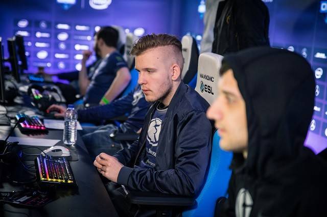 资讯远距开镜爆头？竞技高手还是开挂先生？